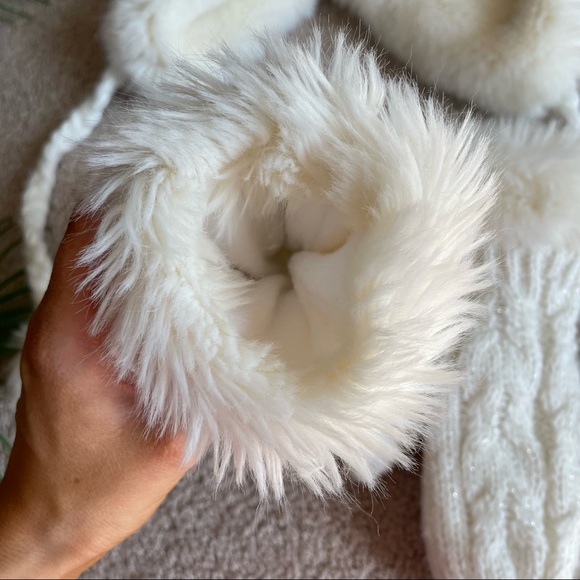 Super Cute Knitted Beanie & Gloves Set - Picture 10 of 12